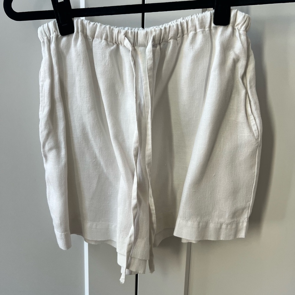 Magic Linen white shorts